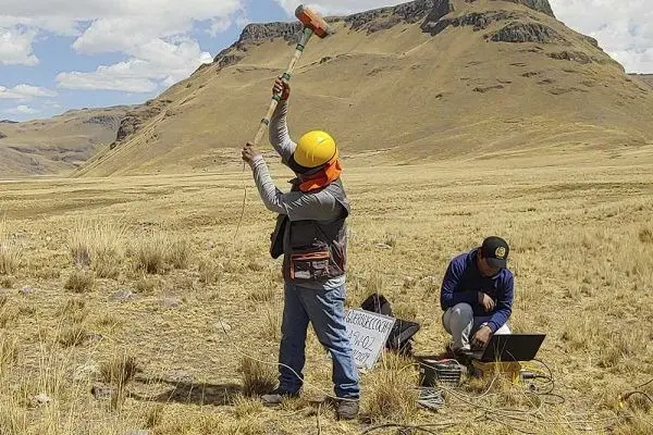 Equipo realizando estudios geofísicos